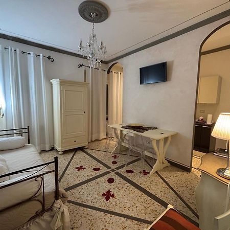 Palazzo Mari Suite & Rooms B&B Монтеварчи Екстериор снимка