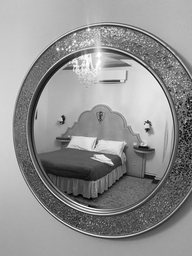 Palazzo Mari Suite & Rooms B&B Монтеварчи Екстериор снимка