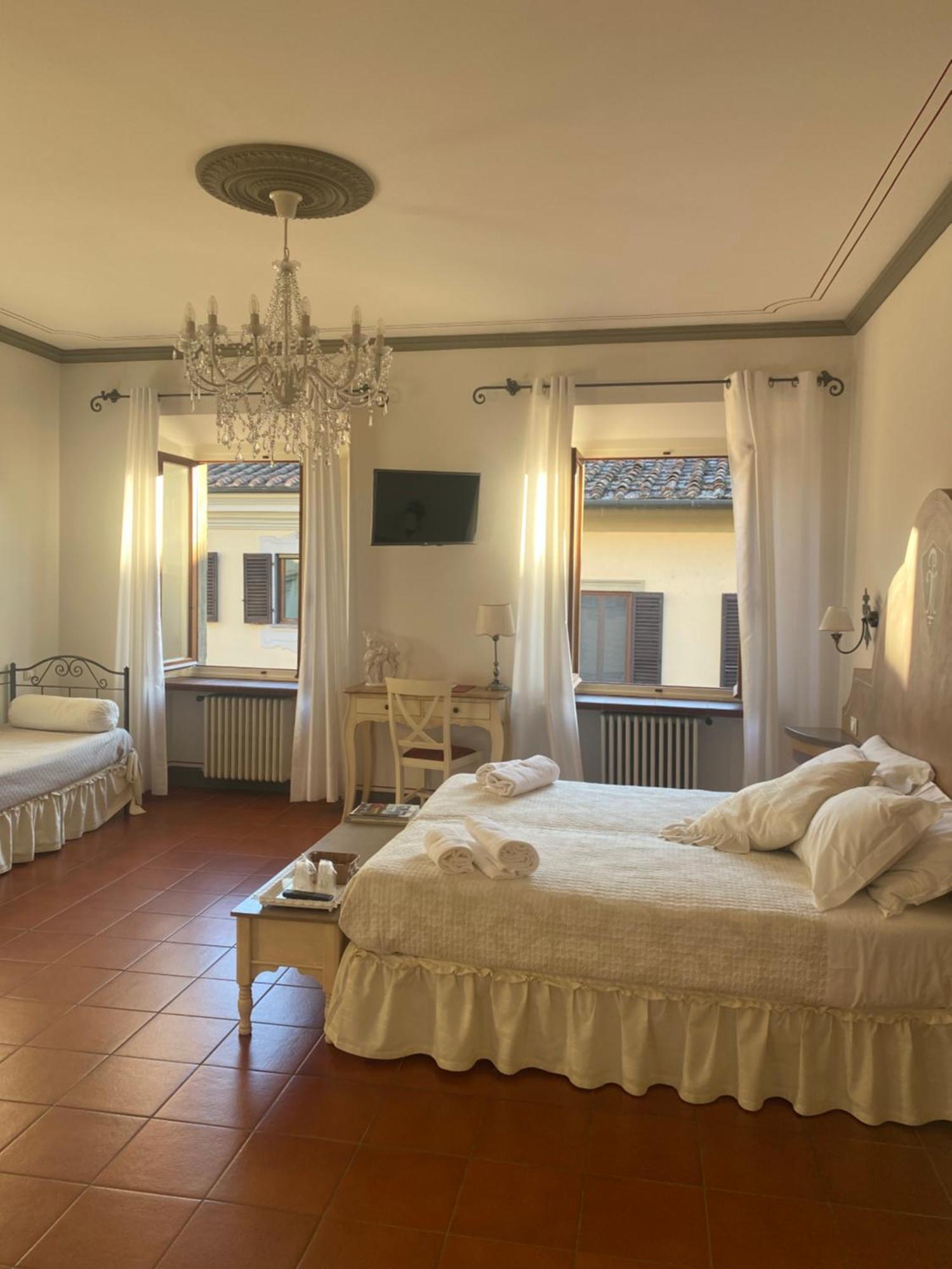 Palazzo Mari Suite & Rooms B&B Монтеварчи Екстериор снимка