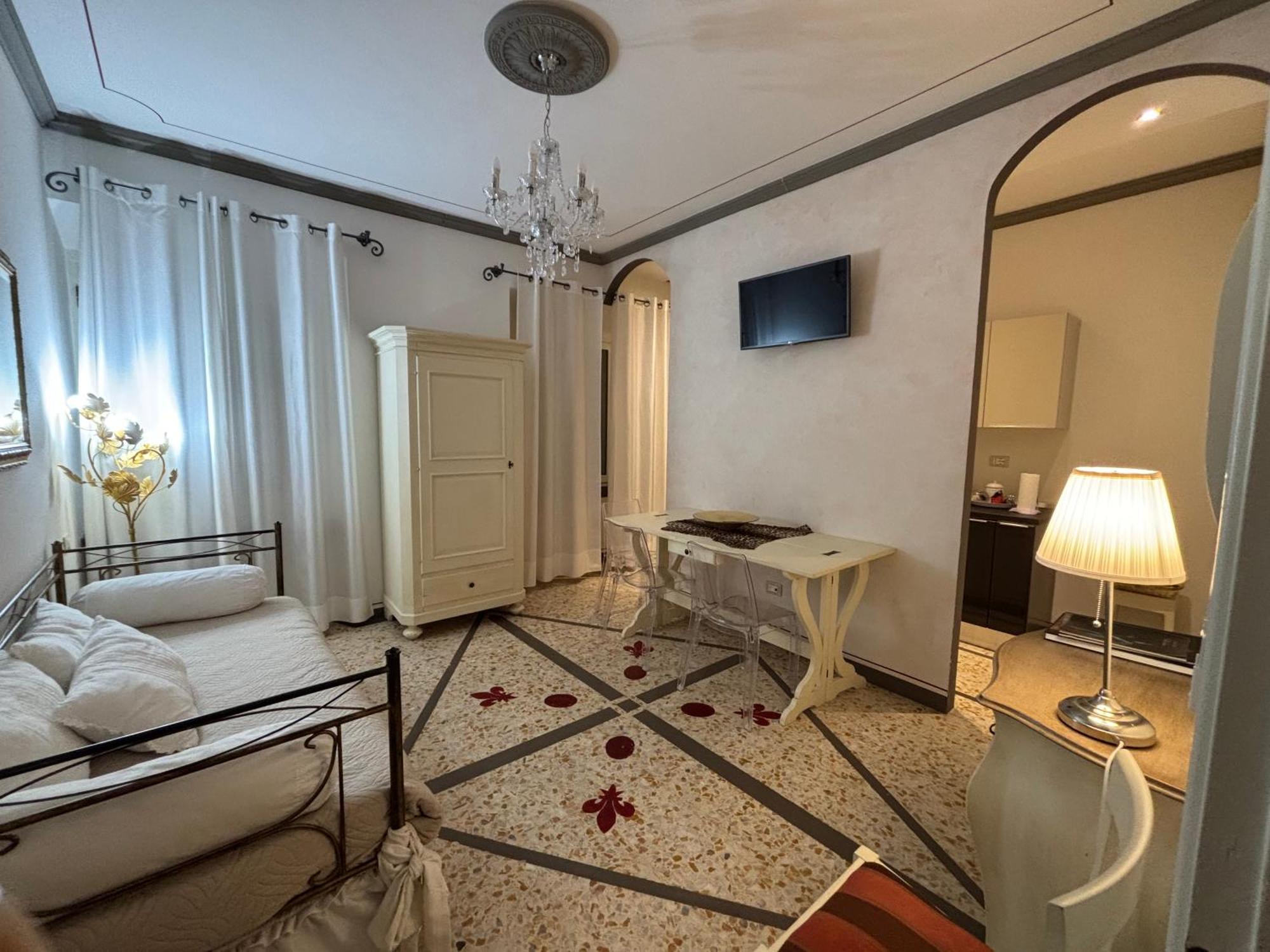 Palazzo Mari Suite & Rooms B&B Монтеварчи Екстериор снимка