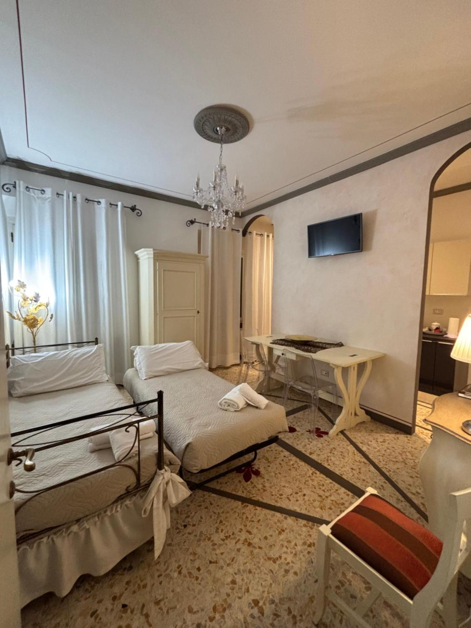 Palazzo Mari Suite & Rooms B&B Монтеварчи Екстериор снимка