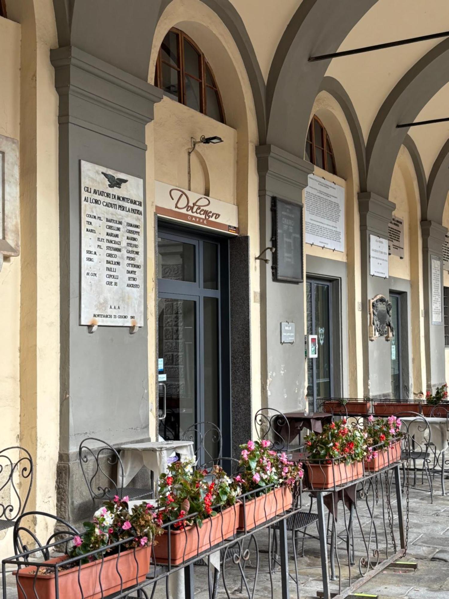 Palazzo Mari Suite & Rooms B&B Монтеварчи Екстериор снимка