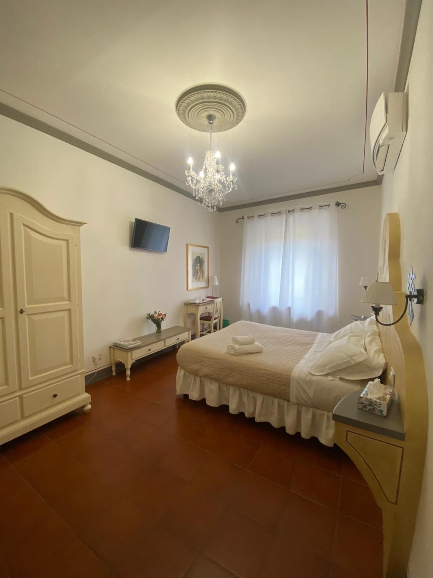Palazzo Mari Suite & Rooms B&B Монтеварчи Екстериор снимка