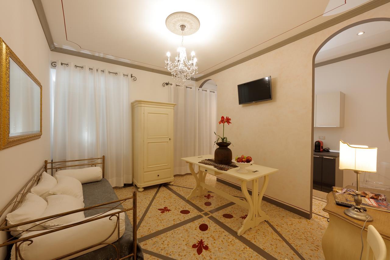 Palazzo Mari Suite & Rooms B&B Монтеварчи Екстериор снимка