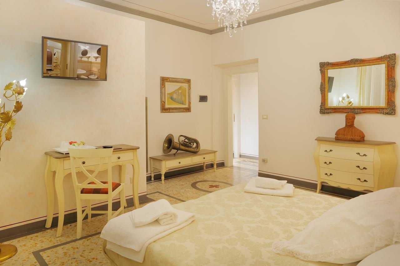 Palazzo Mari Suite & Rooms B&B Монтеварчи Екстериор снимка
